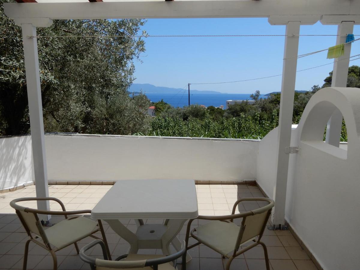Teozenia * Achladies (Skiathos)